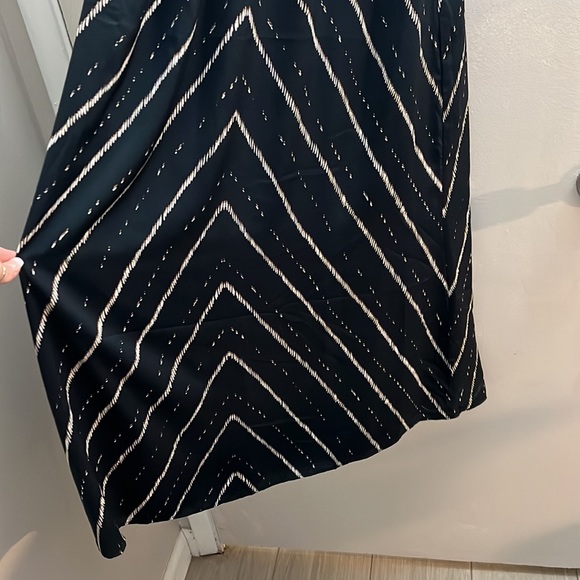 Navy blue with white and gold detail dress from H&M - Picture 3 of 9